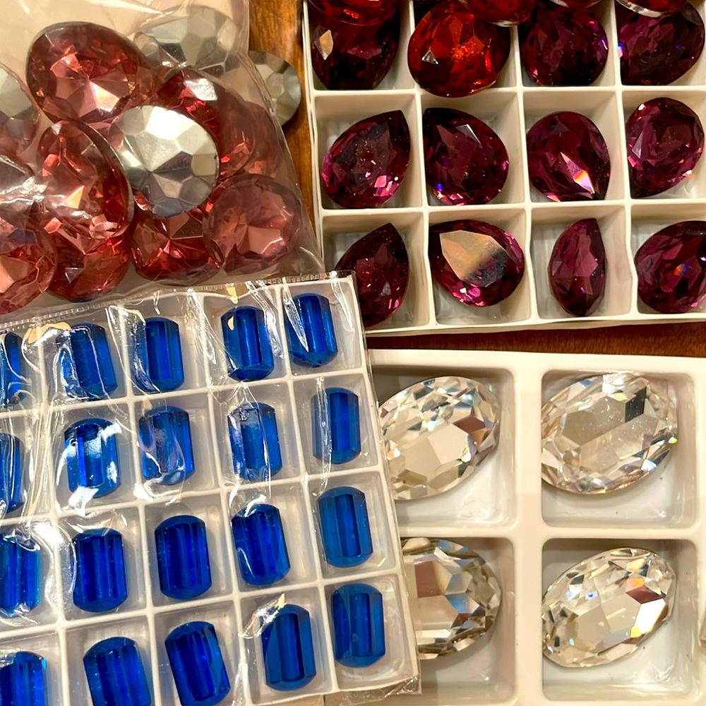 MASSIVE SWAROVSKI CRYSTAL AND BEADS SALE! LIKE TO BE NOTIFIED! Mon 11 am EST💎💎
